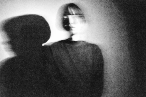 笹川真生、新アルバム『STRANGE POP』から「はじめての世界征服」のMVを公開
