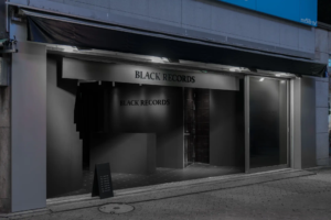 〈BMSG〉、視覚情報のない世界初のレコードショップ「BLACK RECORDS」の運営元であることを発表